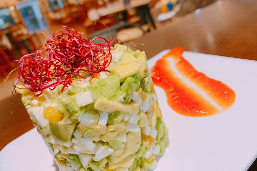 Tartar de aguacate con queso fresco y mango