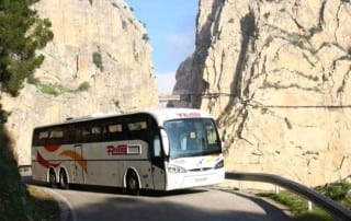 Autobús lanzadera que lleva al Caminito del Rey