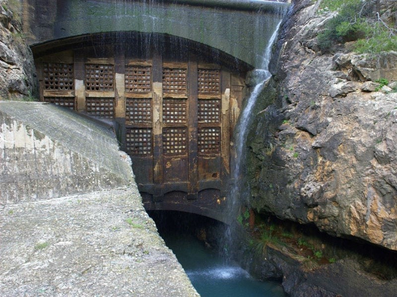 Mampara-de-cristal-de-la-presa-del-Embalse-del-Gaitanejo-en-la-actualidad