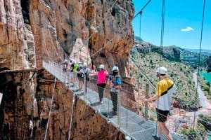 Personas cruzando la pasarela del Caminito del Rey
