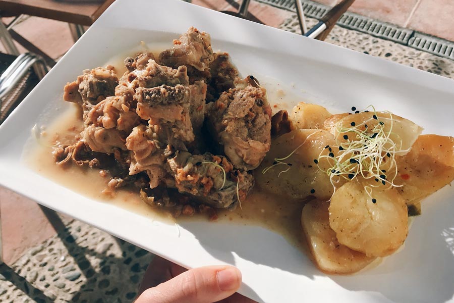 Chivo lechal malagueño en salsa aloreña
