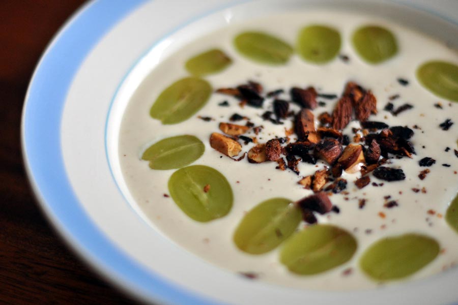 Ajoblanco, sopa fría malagueña